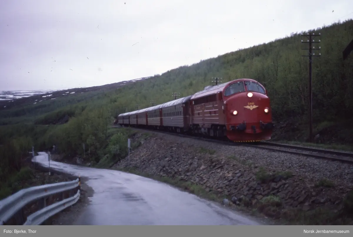Diesellokomotiv Di 3 641 med dubleringsnattog 453 Trondheim-Bodø på sørsida av Saltfjellet
