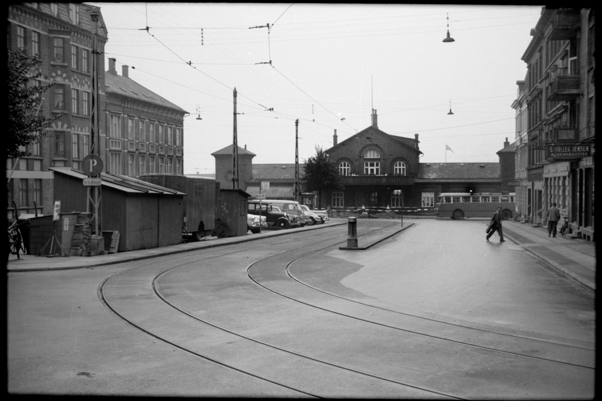 Østbanegården, bilden är tagen från Østbanetorvet. Till höger i bild ses bodar som användes för spårarbetarna i Knudriisgade.