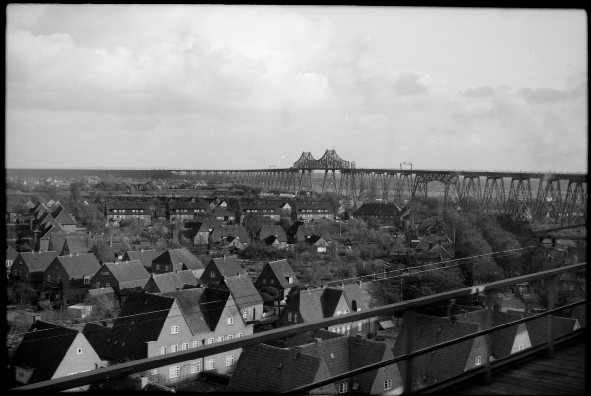 Vy över Rendsburger Hochbrücke en 100 år gammal järnvägsbro över Kiel kanalen.