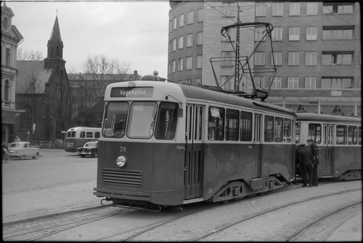 Personal hämtar avställd släpvagn från Malmö Stads Spårvägar, MSS H 28 vid hållplats, linje 4 på Gustav Adolfs torg.