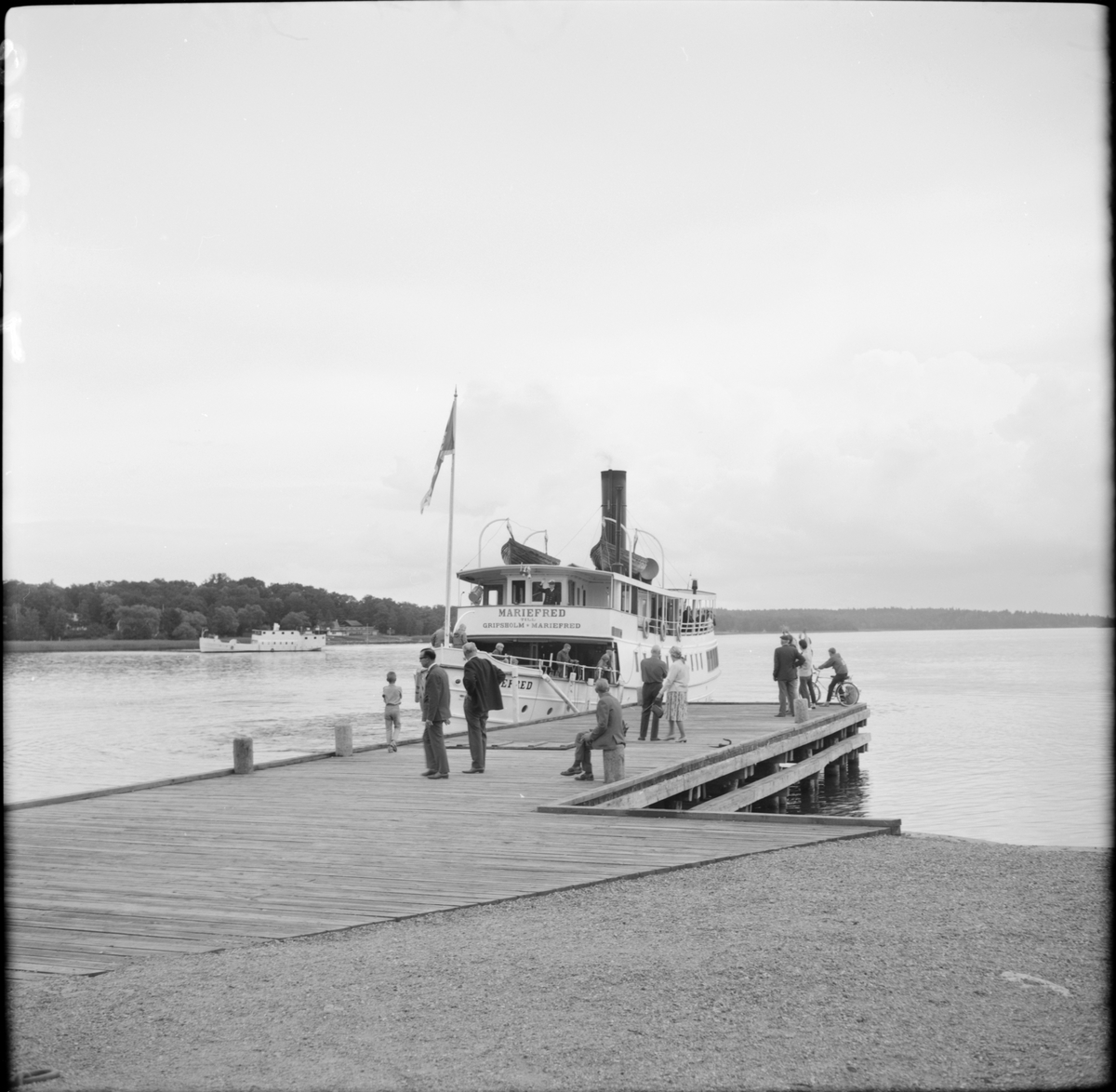 Ångbåt S/S Mariefred som trafikerade mellan Gripsholm-Mariefred lägger till vid bryggan i Mariefred.