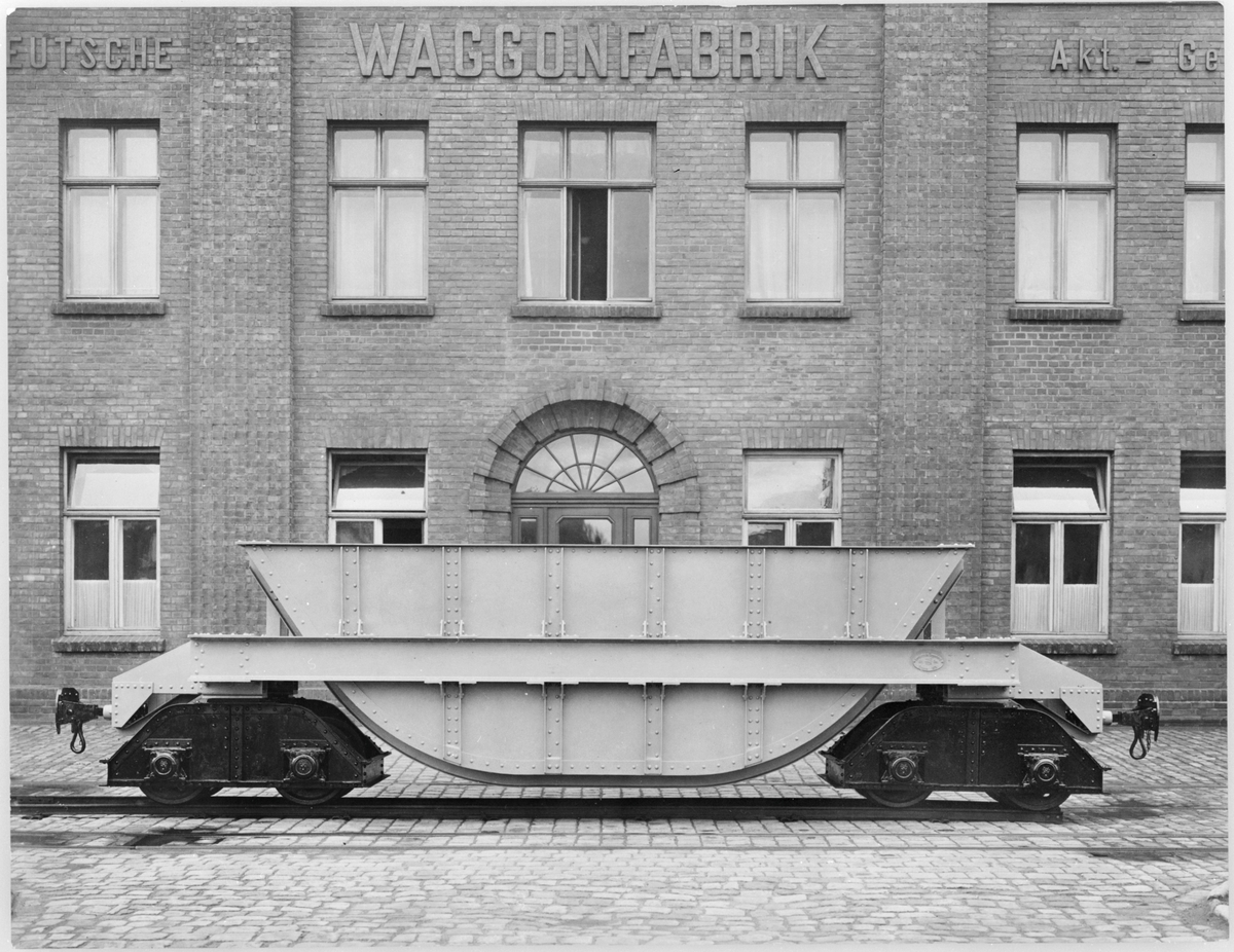 Godsvagn utanför tysk vagnsfabrik.