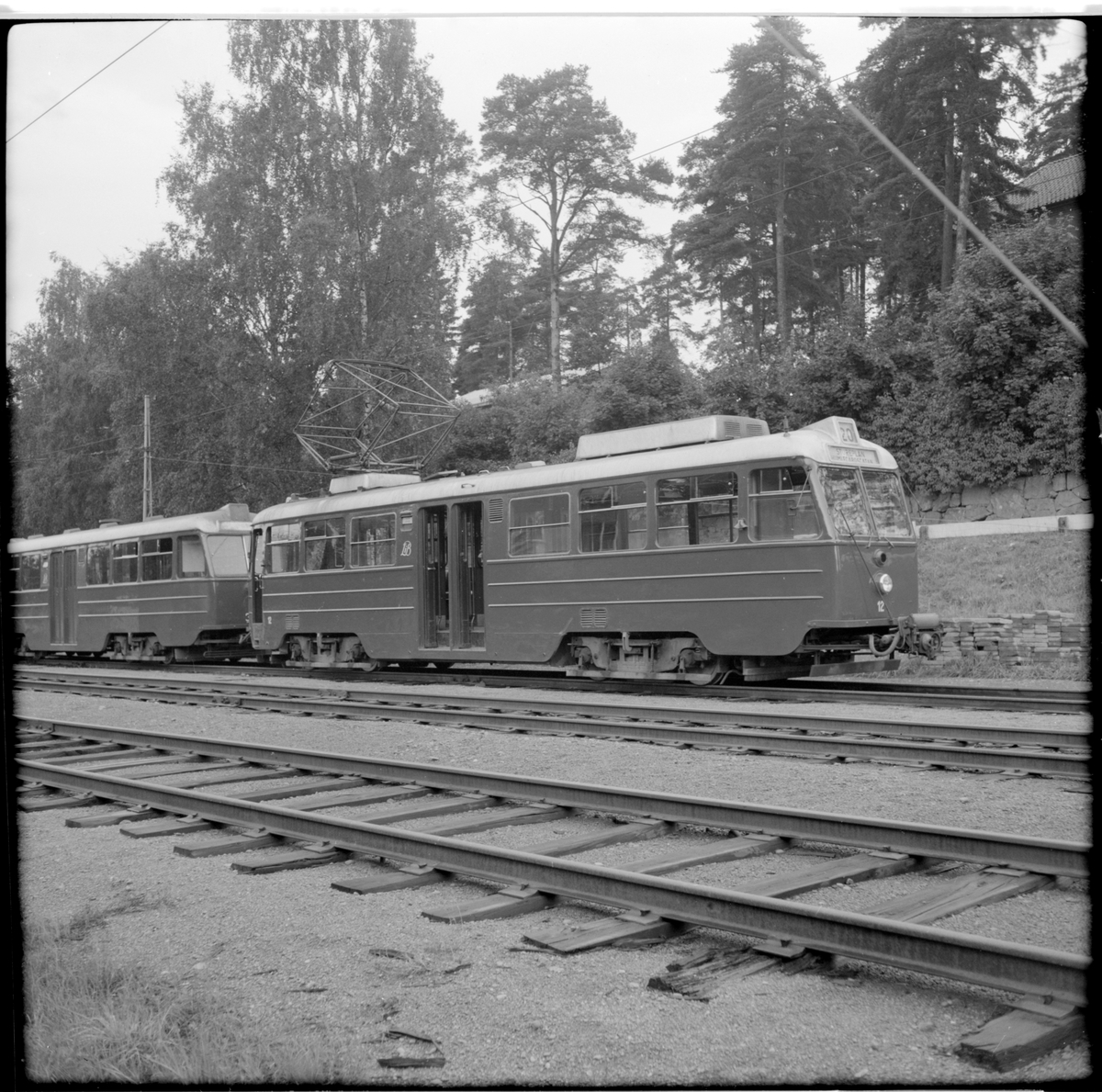 Lidingö Trafik Aktiebolag, LiB A24(A) 12 "ängbyvagn" med släpvagn linje 20 Stureplan - Humlegårdsgatan i Hersbyholm.