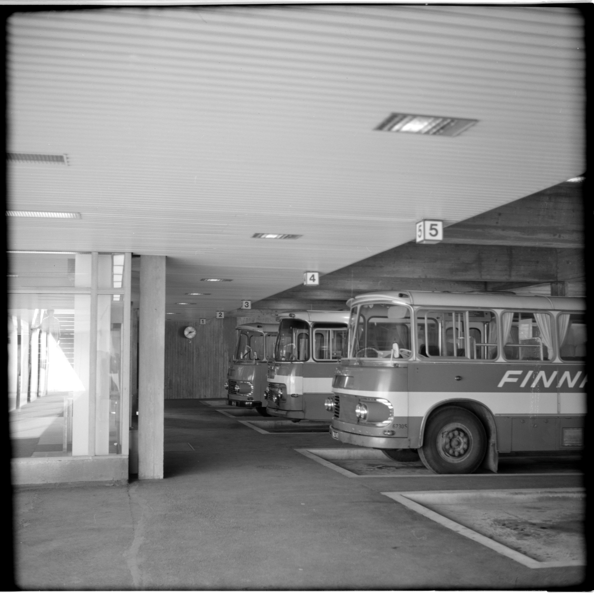 Finnairs citybussar som trafikerade till Helsingfors-Vanda flygplats i garaget vid busstationen i Helsingfors centrum.