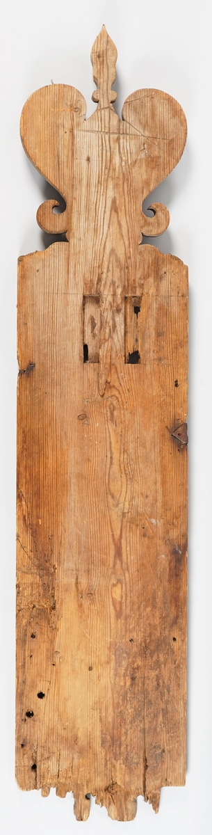 Sidestykke til brurastol (stolfjøl) frå Vereide-kyrkja. Skore. Måla med raudt, kvit og svart måling. Årstalet 1632 måla i felt framme.