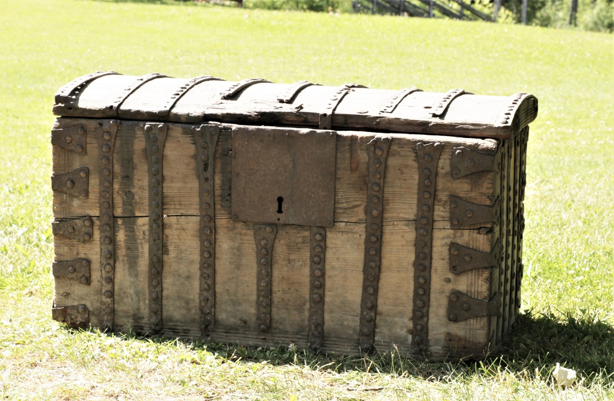 Kista er beslått med enkle jernbeslag - ni beslag på lokket, syv beslag på langsidene og fire beslag i hver ende.