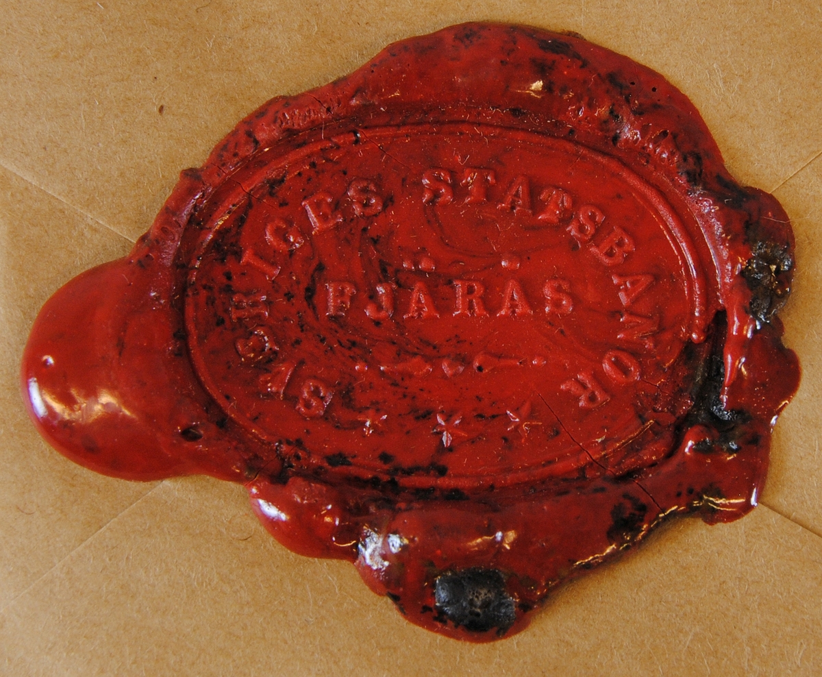 Sigillavtryck av rött lack på brunt papper. Avtrycket är fomat som en liggande oval.