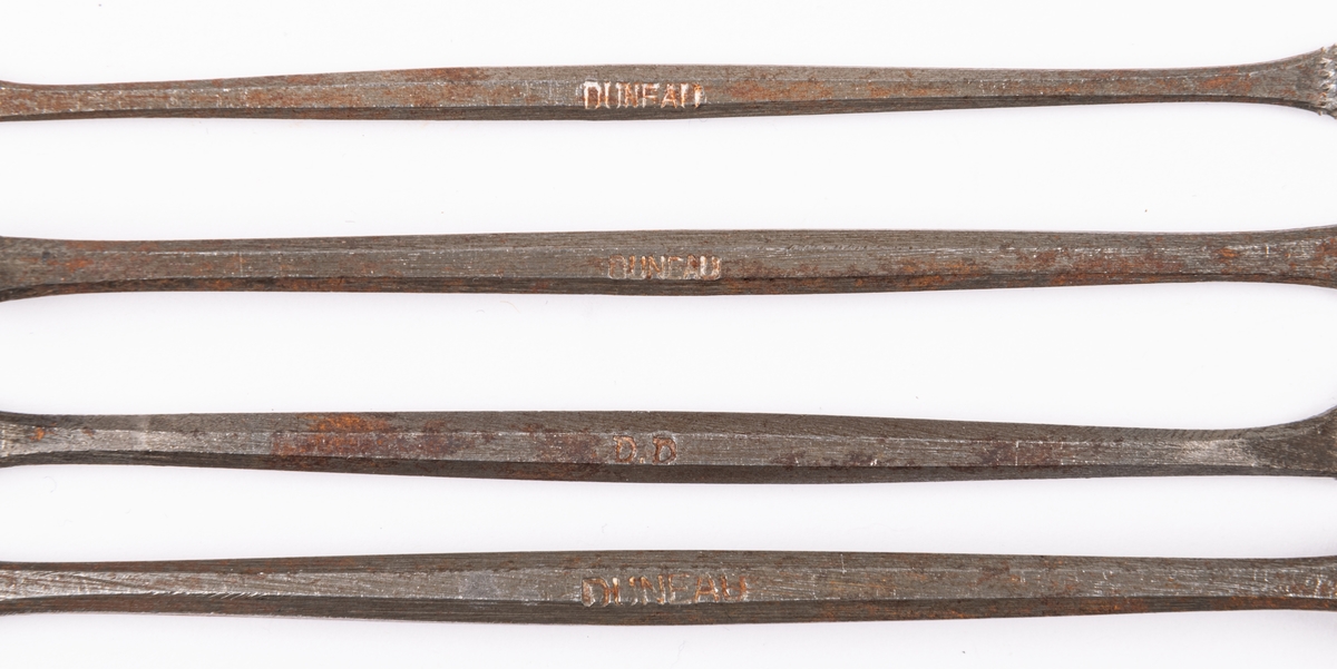 Verktyg, samling av järn. 51st specialverktyg för skulptering. Endast tre med trähandtag. Mejslar, skavstål mm. På mitten av verktygen inpressad märkning "DUNEAU" och "GILON".