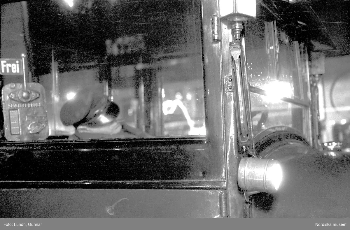 Motiv: Tyskland, Berlin, Tauentzienstrasse;
Exteriör av byggnad på natten med ljusskylt "Aschinger", nattbild av järnvägsstation, nattbild av gata med skyltar bland annat "Bar Restaurant Tanz Rio Rita", nattbild av gata med skyltfönster "Rosenthal", interiör med säng och sängbord med lampa, gatubild med två män som samtalar, gatubild i regn med en cyklistmed regncape, gatubild i regn med fotgängare och bilar, kvinnor arbetar vid en telefonväxel.

Motiv: Tyskland, Soc. dem. partikvinnor;
Ej kopierat.