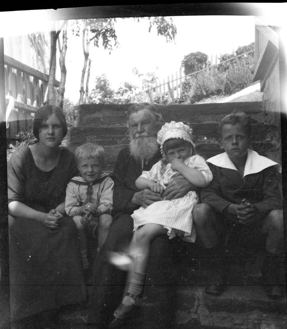 Jenny Biørn, hennes far Hans Christian Paus Knudsen, og barn Henrich og Randi Biørn. Gutt til høyre kan være Hans Christian  Paus Knudsen ( i følge Ulf Hamran). Trolig tatt på baksiden av Øya 14, der Jennys far hadde sin leilighet.
 Ca. 1920 - 30