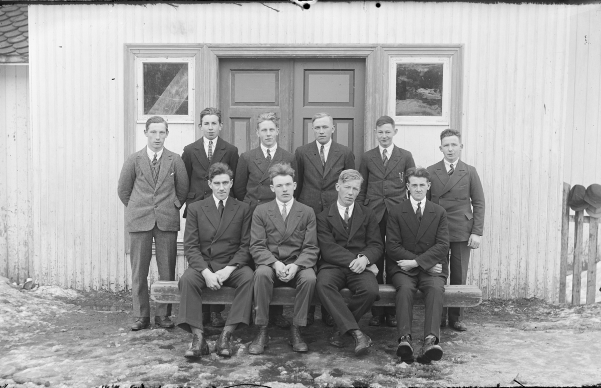 En gruppe gutter fra Fortsettelsskolen på Vonheim, Follebu. Fortsettelsesskolen ble også kaldt arbeidsskole, og var forløperen til framhaldsskolen. Foran til venstre, lærer Mikael Bakkeli.