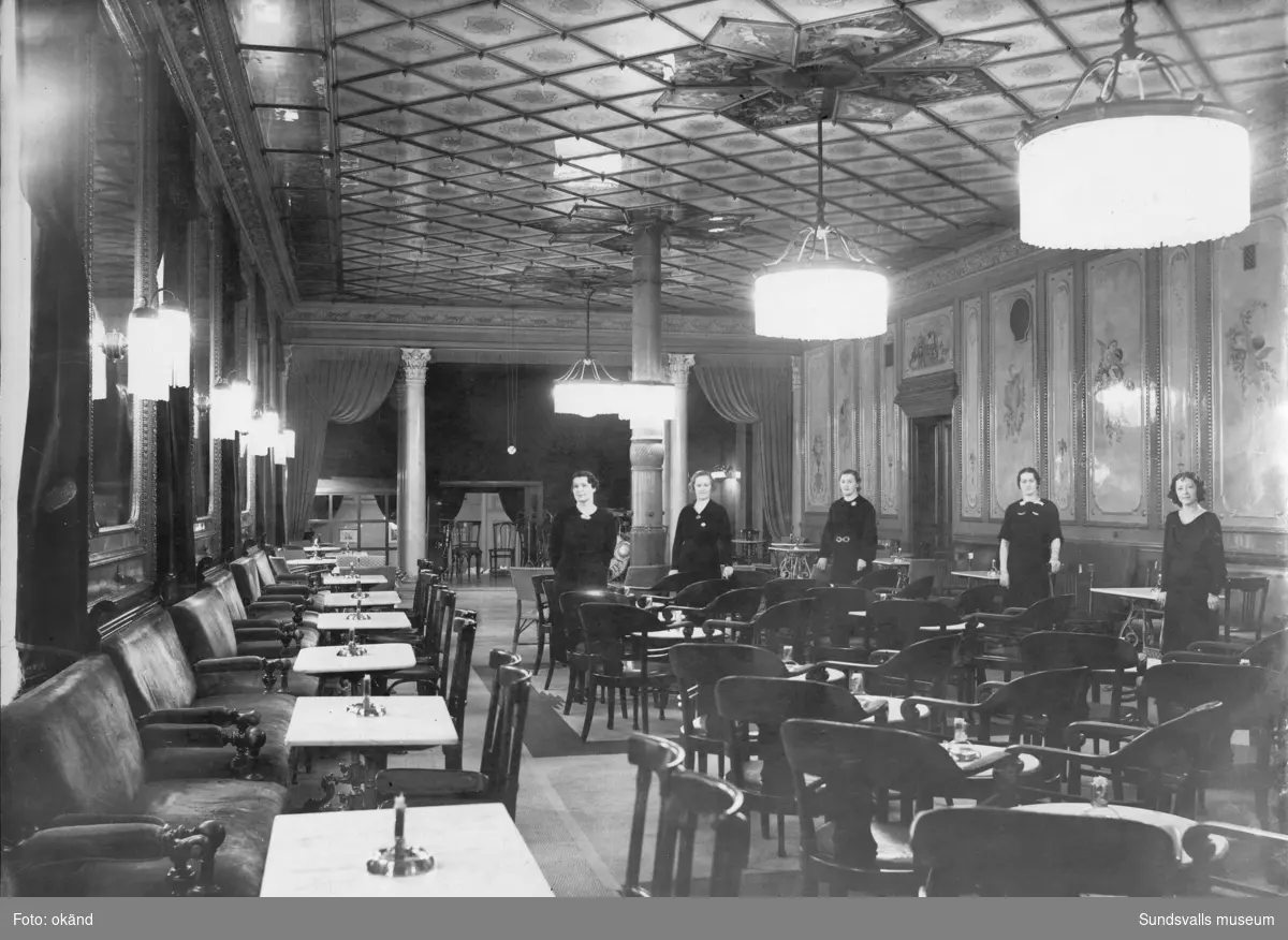 Interiör med personal i schweizeriet (spegelsalen) vid Hotell Knaust i Sundsvall. Väggen mot biljardsalen är här bortriven (revs 1902).