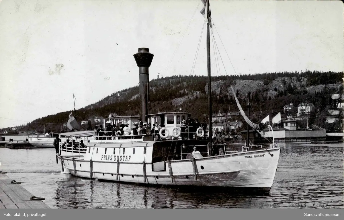Vykort med motiv av ångbåten Prins Gustaf med passagerare i Sundsvalls hamn.