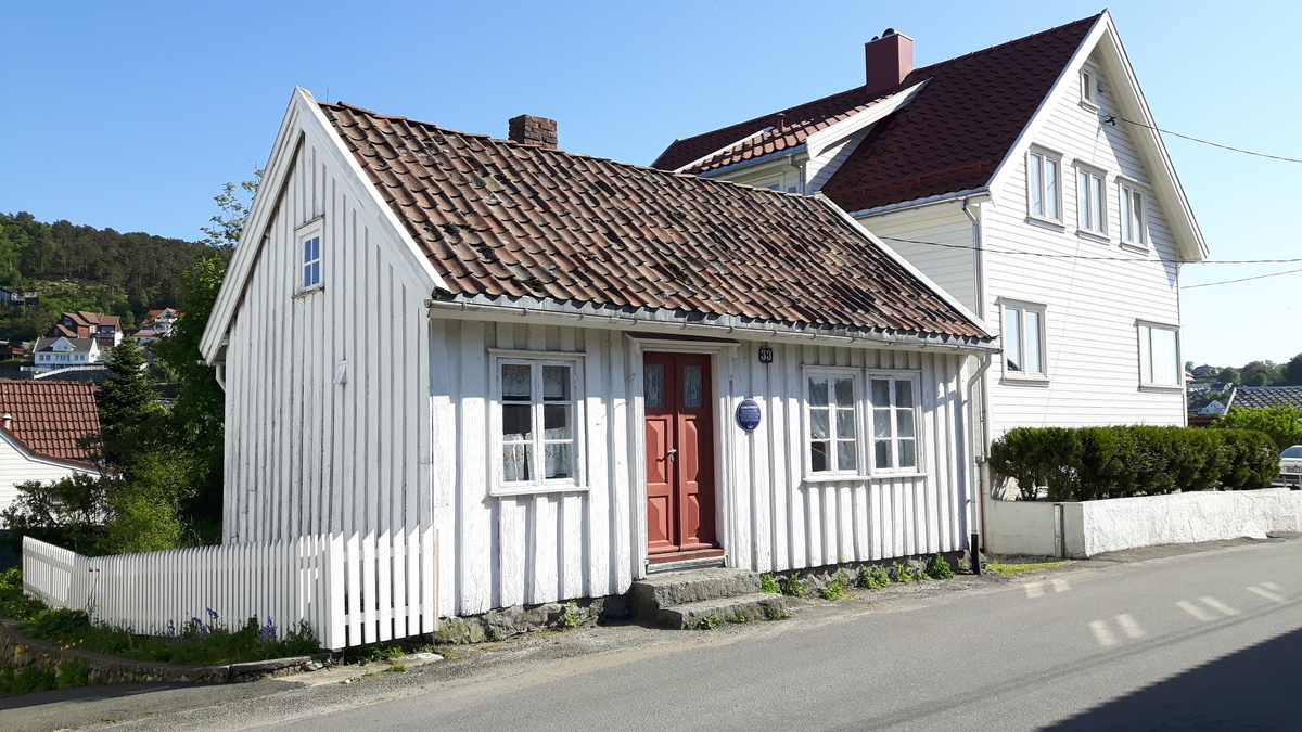 Gamleveien 33 er en arbeiderbolig, typisk for denne bydelen. 

Huset ble bygget 1868 av Tollak Johannes Sørensen. 

Huset er et 1 1/2 etasjes hus med en grunnflate på 50 kvadratmeter og kjeller.

I perioder bodde det to familier her samtidig. Senere overtatt av Eigersund kommune og brukt som kommunal bolig. Overtatt og restaurert av Dalane Folkemuseum i 1988.