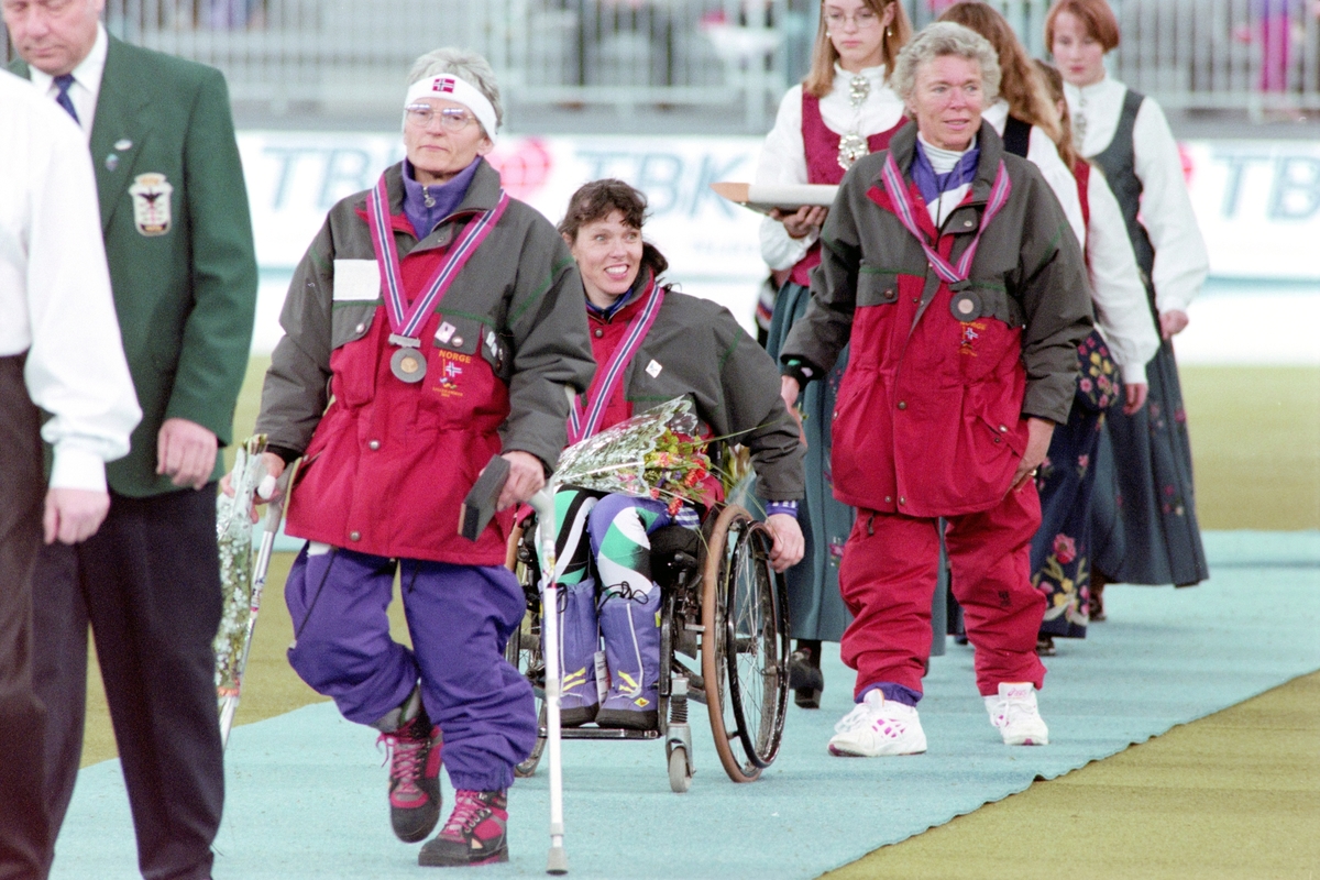 Ragnhild Myklebust tok gullmedalje i ispigging ved Paralympics i Vikingskipet på Hamar i 1994. Her sammen med de to andre medaljevinnerene. Sølv til K. Hoøen, bronsje til B. M. Øyen