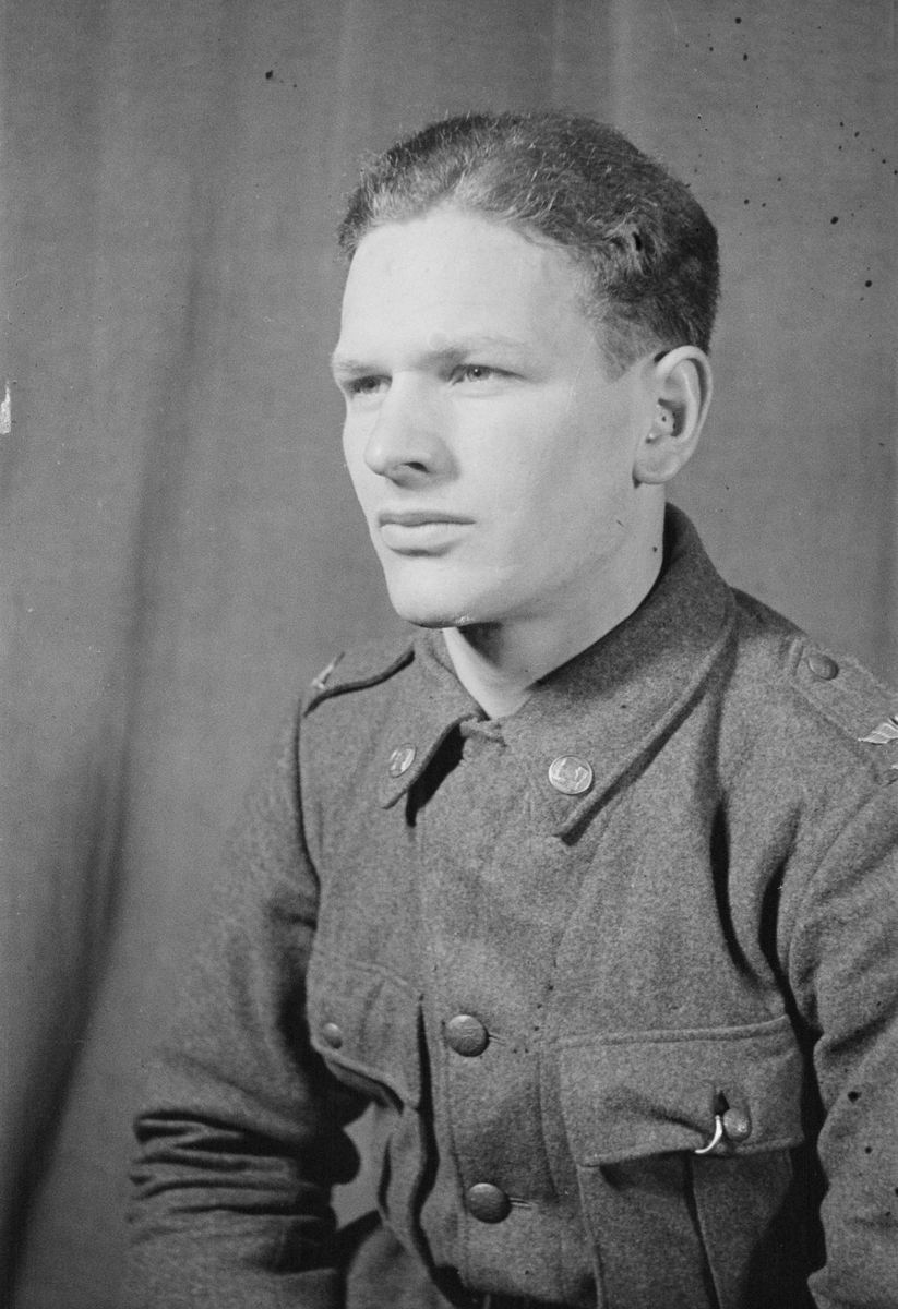 Porträttfoto av soldat Staffan Torstensson Medalen (nummer 935), mekaniker i Uleåborg vid F 19, Svenska frivilligkåren i Finland under finska vinterkriget, 1940.