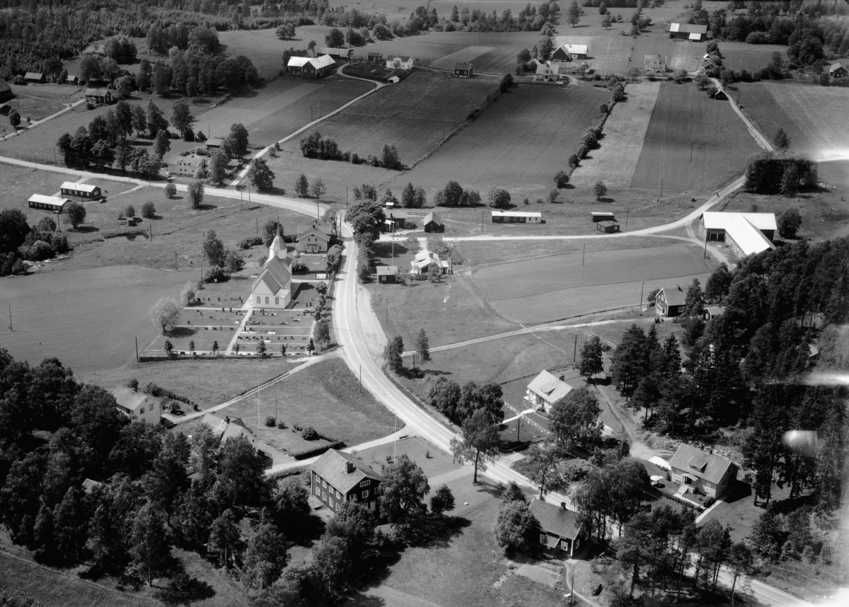 Flygfoto över Öreryds kyrka i Gislaved kommun, Jönköpings län. Nr 1109/1961