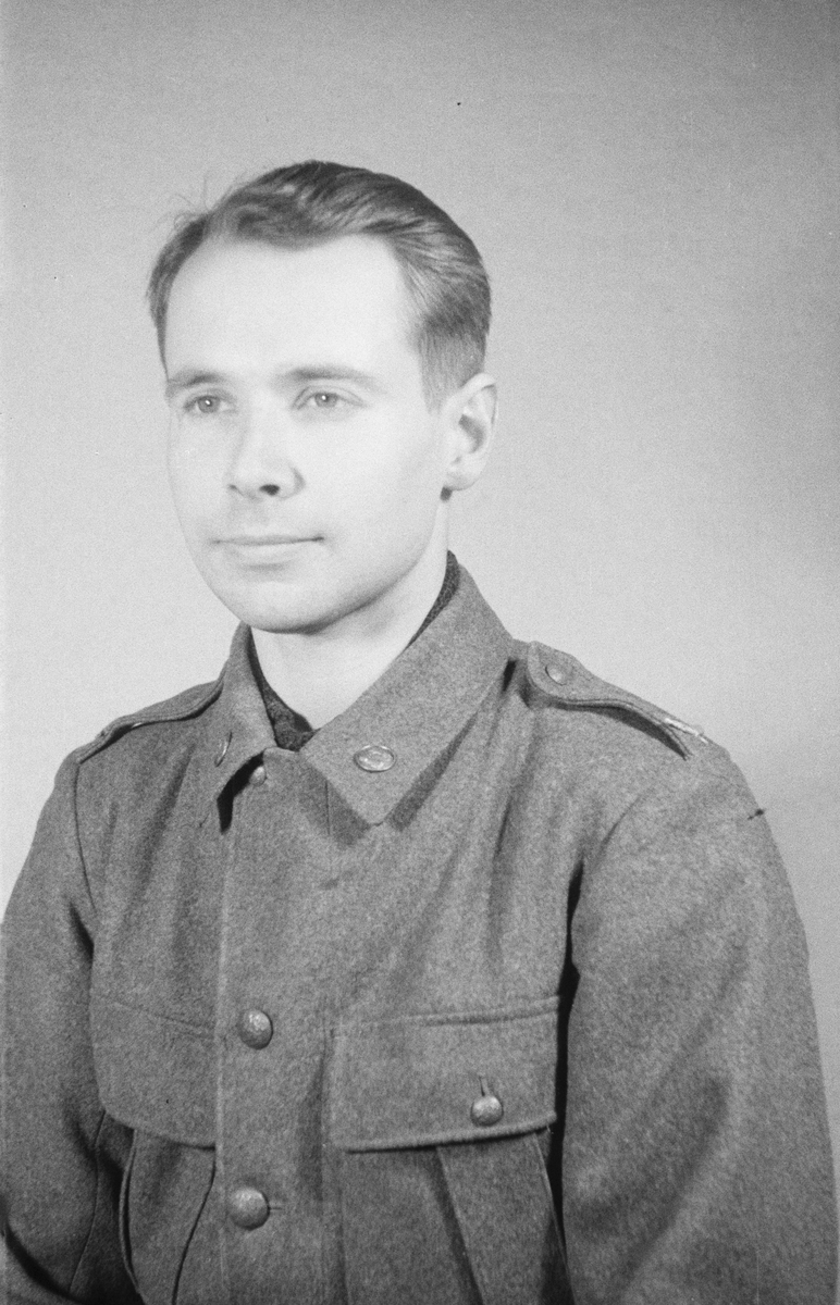 Porträttfoto av John Fredrik Malcolm Hamilton (nummer 496), elektroingenjör vid F 19, Svenska frivilligkåren i Finland under finska vinterkriget, 1940.