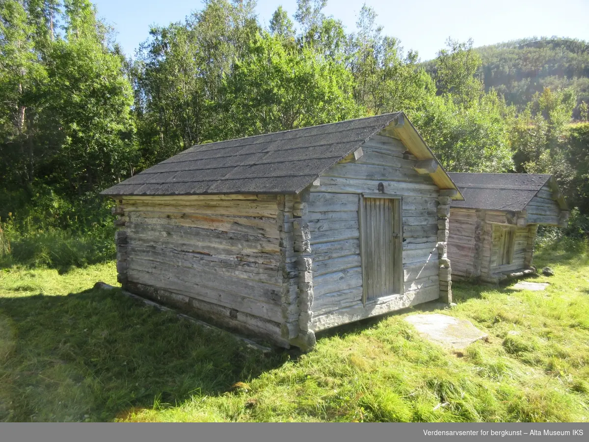 Liten laftet tømmerbygning med glassvindu på baksiden, fra rundt år 1900. Bygget er utført i laftet flatøkset tømmer fra Bekkarfjord og Lerresfjord.