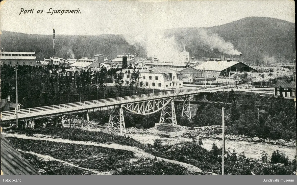 Vykort med motiv över fabriksområdet och gamla järnvägsbron i Ljungaverk.