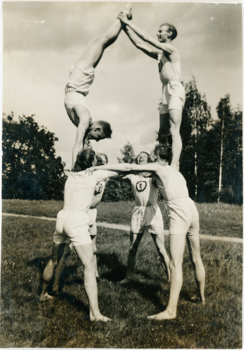 Idrottsmän utövar akrobatik, Uppsala