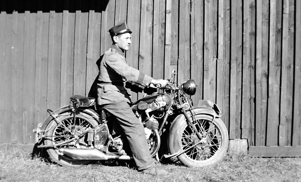 Sandstedt, Erik, A 6 på motorcykel. Uniform m/1910.