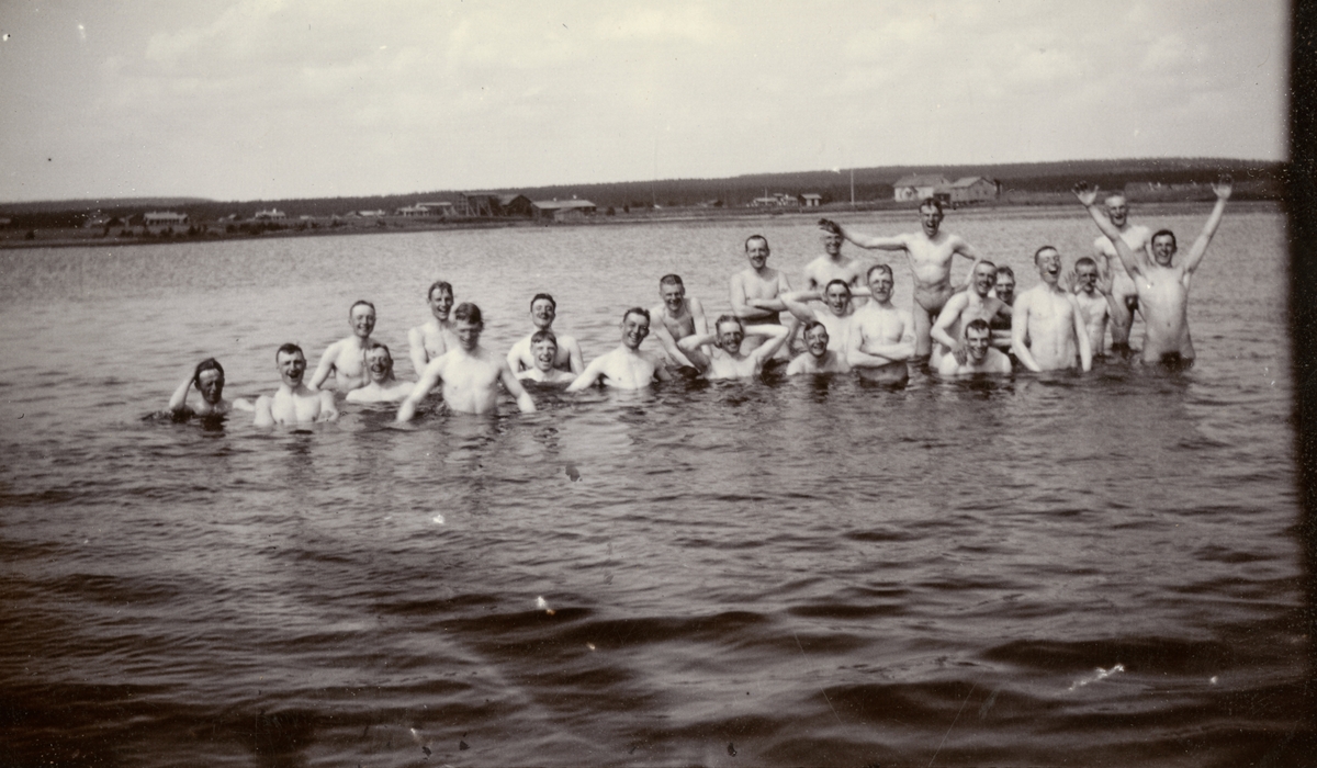 Kavalleriskolan tar ett vederkvickande bad vid Stöckesjön.
