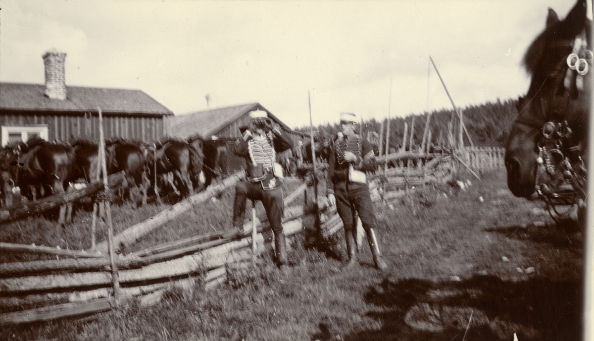 Sergeant Johansson och distinktionskorpral Åhman vid Kavalleriskolan rastar hästarna.