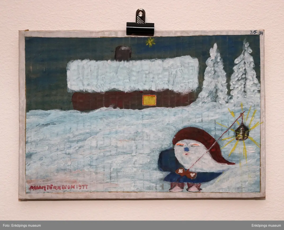 Målning på kartong, av Allan Törnblom, 1977. Dikt tillhörande målningen: "Nu stundar juletid och enligt gamla seder, Tomten, den gamla förbereder. Lyser sig fram genom skog, nedför backar, Julafton, han på dörren knackar".