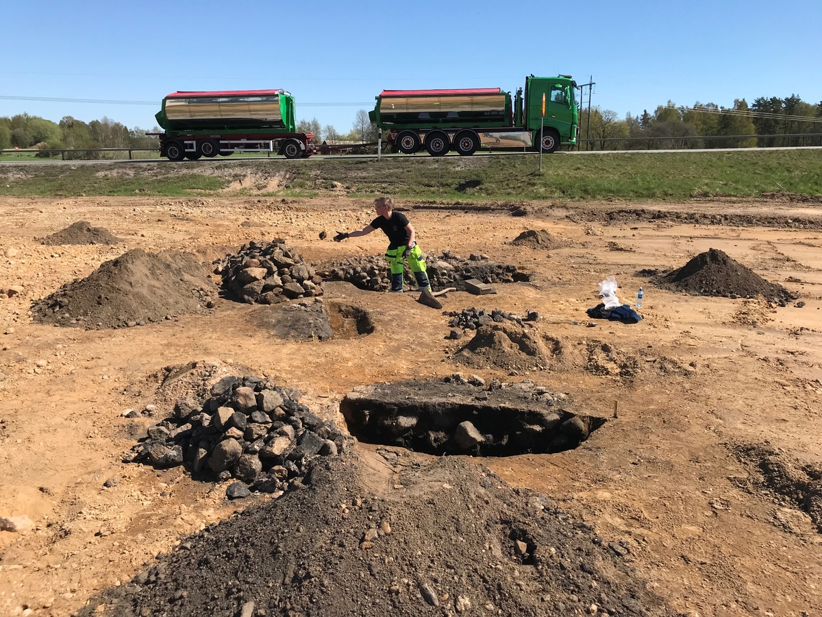 Undersökning av härdar vid en arkeologisk undersökning av RAÄ Sandseryd 396 i Jönköpings kommun.
