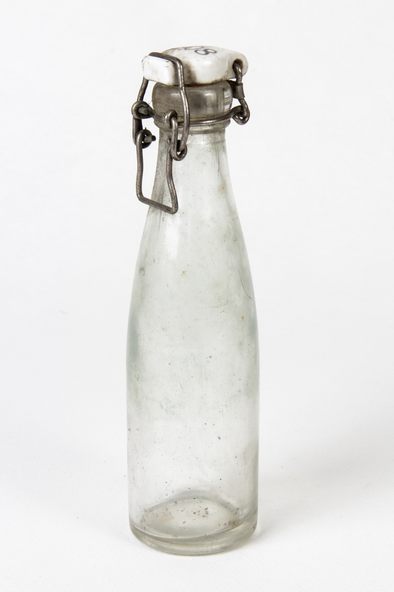 Glassflaske med porselenskork.