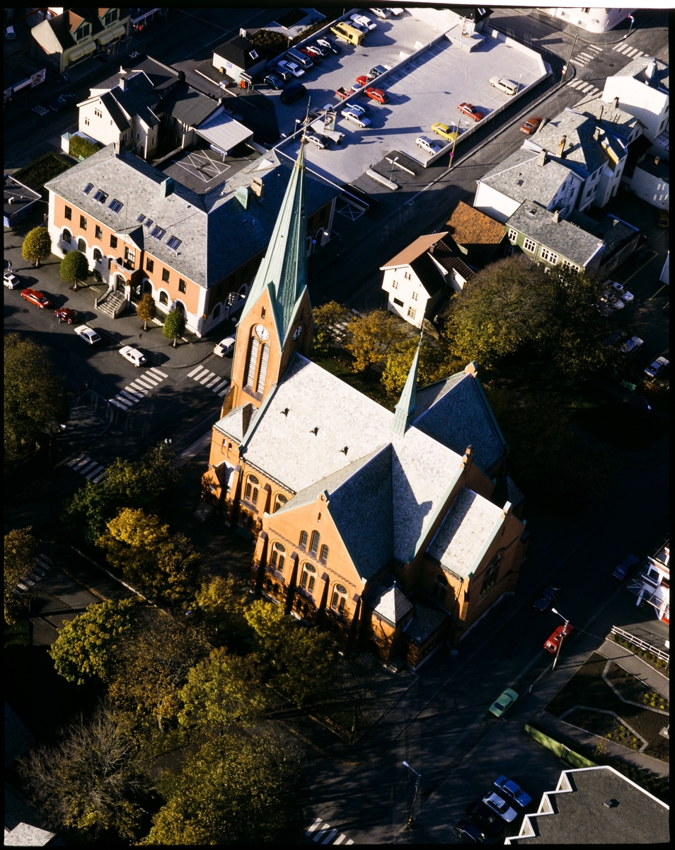Flyfoto over Vår Frelsers kirke i Haugesund.