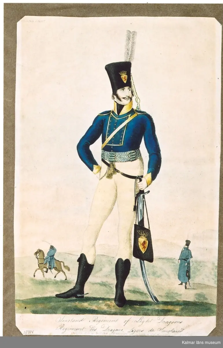 Militär uniformsbild med kort jacka, smala byxor, stövlar, hög hatt, väska och blankvapen. I bakgrunden ryttare till häst och militär med lång rock.