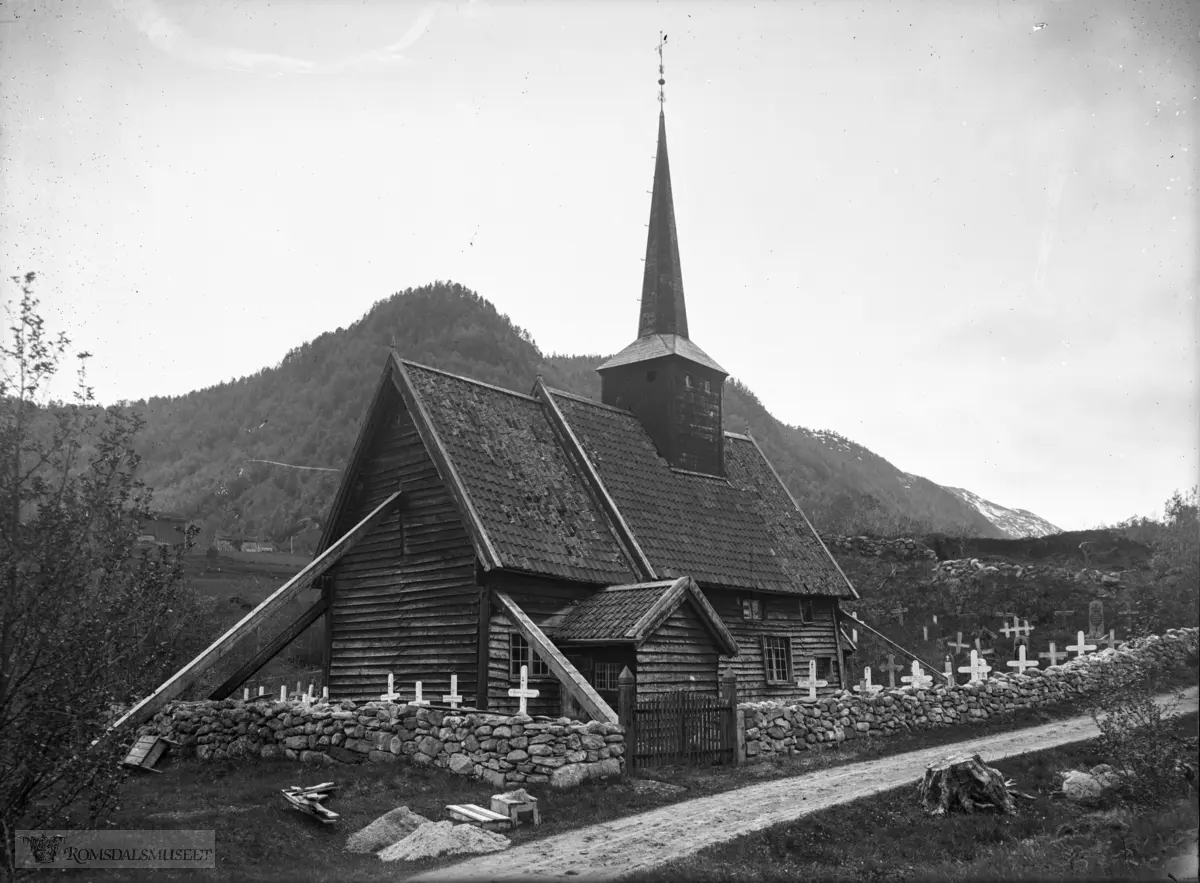 Rødven stavkirke. (trolig tatt 1922)