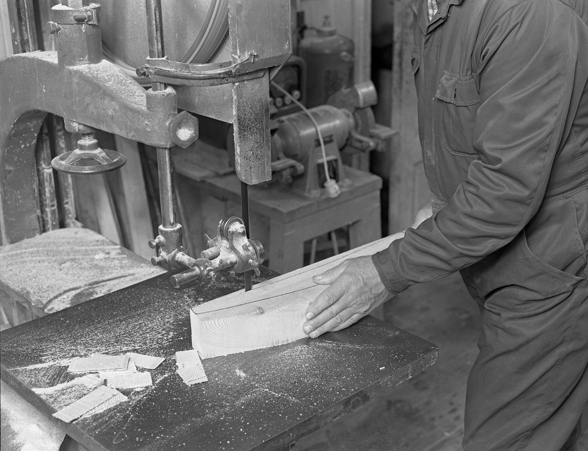 Bygging av fløterbåt («Flisa-båt») i Glomma fellesfløtingsforenings verksted på Breidablikk i Åsnes (Solør) i november. 1984. Her skjærer båtbygger Lars B. Olastuen ut et sirkelsegment fra en planke på ei kraftig båndsag. Denne komponenten skulle etter hvert bli del av et spant, en innvendig, tverrstilt avstiving av bordgangene på båten. De fleste av de robåtene som ble levert fra dette verkstedet hadde spanter av jern, såkalte «jernvrenger».
