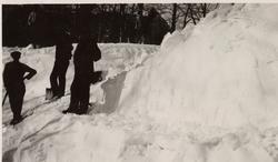 Mye snø etter snøstorm i Trondheimsveien i Eidsvoll mars 193