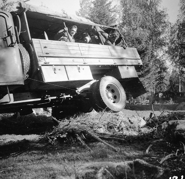 Terrängbil m/1942 M, Klöckner. Vid sidan av vägen.