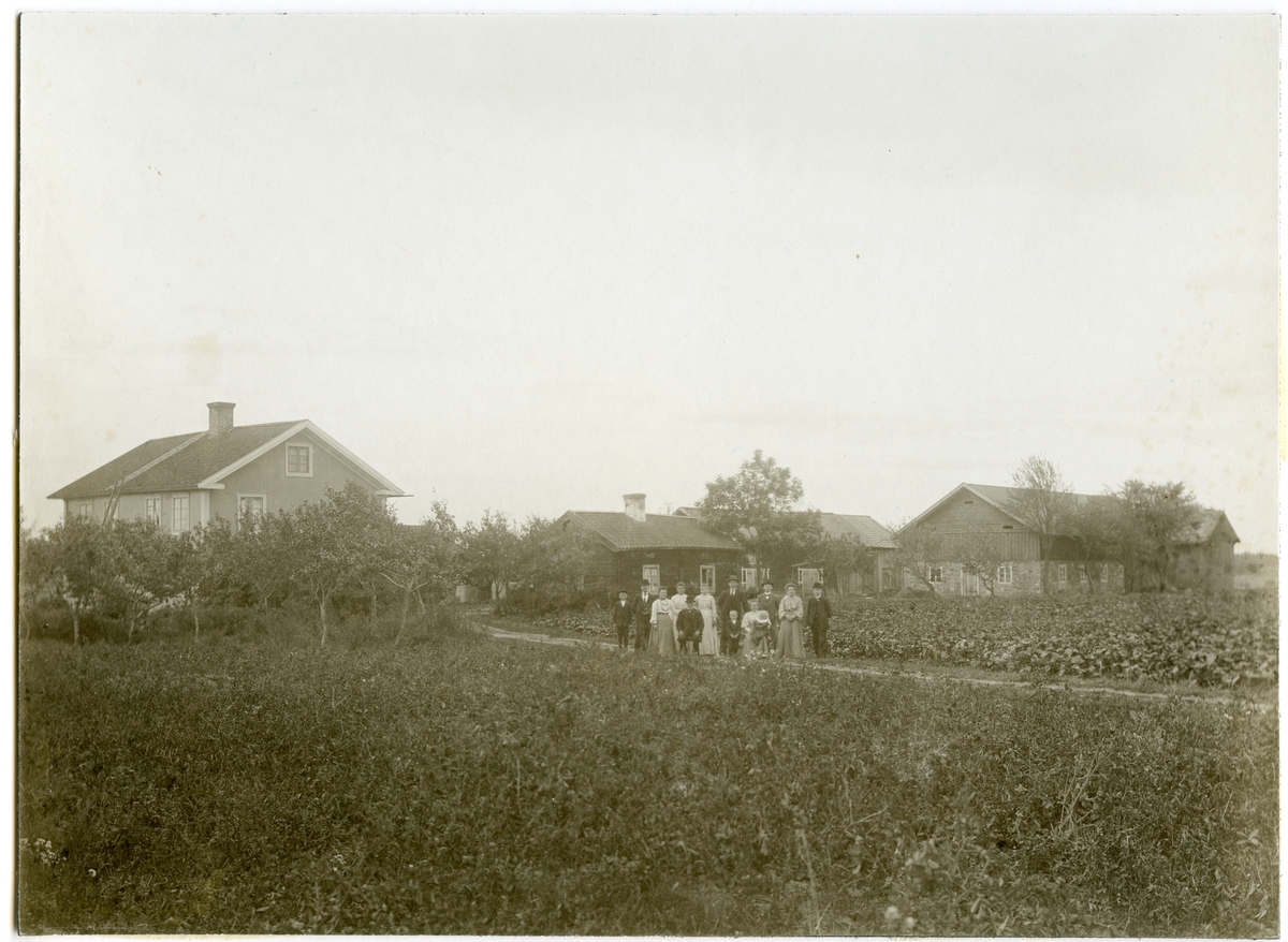 Norrby socken, Sala, Isätra.
Anders Ersons gård. Familjen Göthberg, 1905.