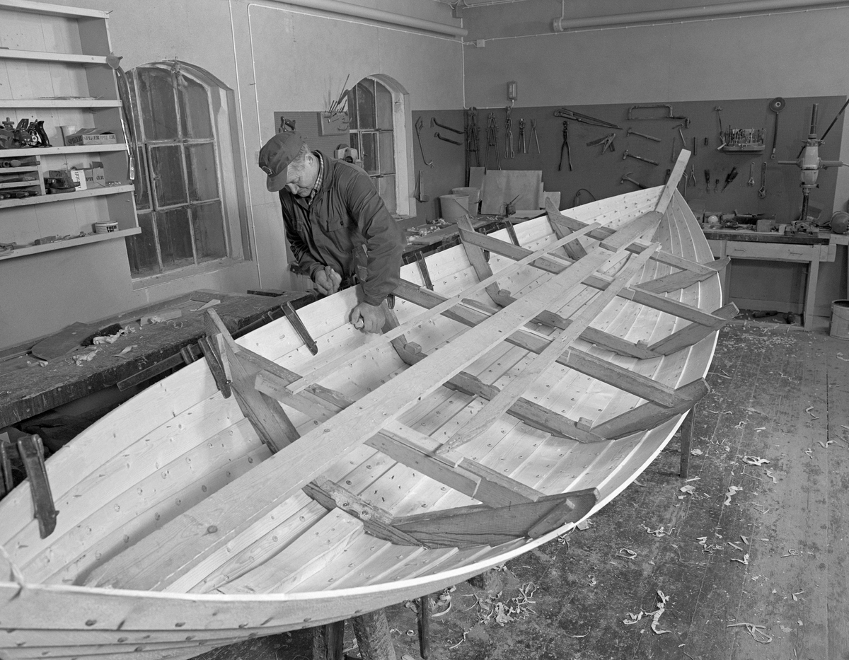 Bygging av fløterbåt (Flisa-båt) Nov. 1984. Glomma fellesfløtnings forenings verksted på Flisa. Klinking av fløterbåt.