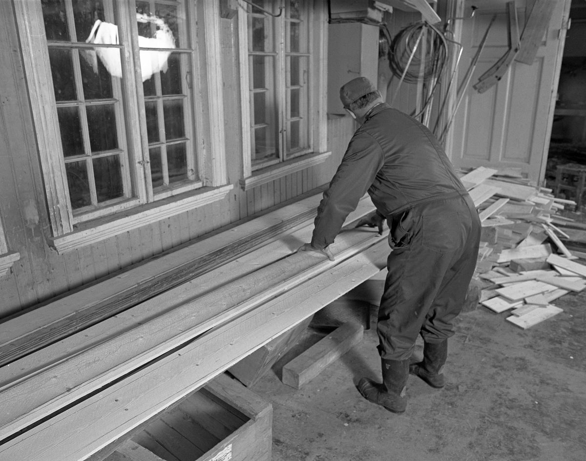 Bygging av fløterbåt (Flisa-båt) Nov. 1984. Glomma fellesfløtnings forenings verksted på Flisa. Bruk av bordmal.