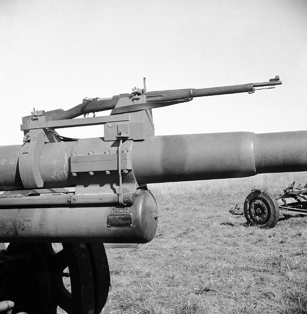 Pjäsgevär monterat på 10,5 cm kanon m/1934.