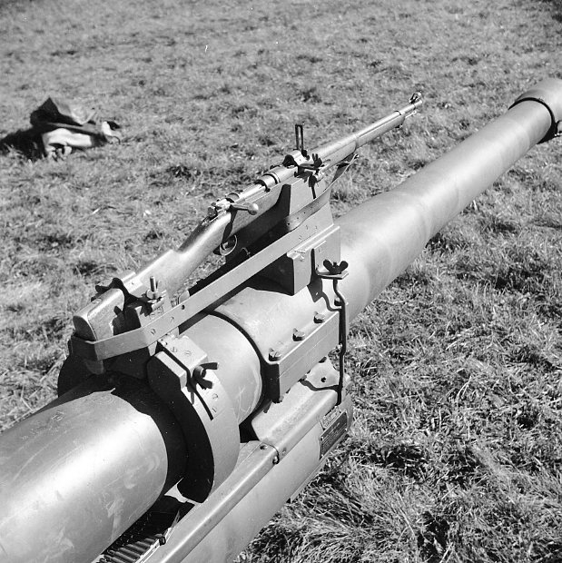 Pjäsgevär monterat på 10,5 cm kanon m/1934.