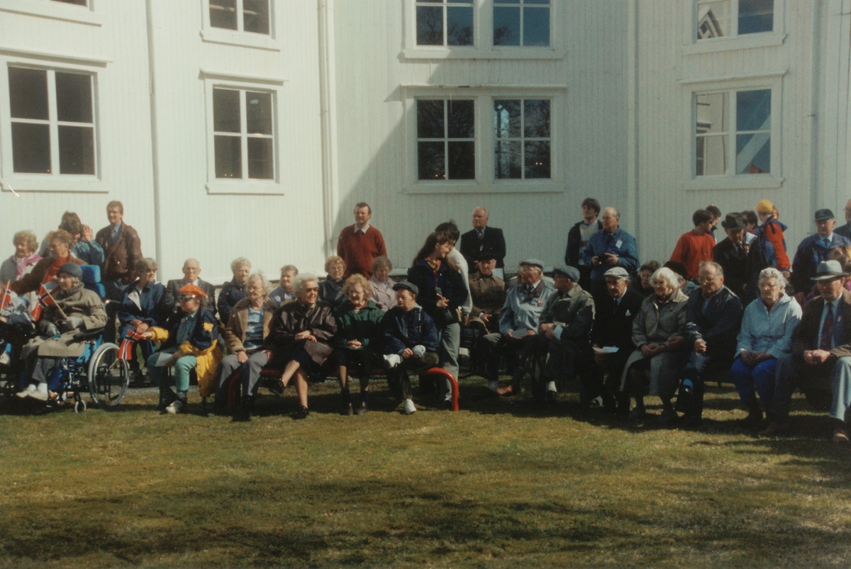 Ved kirka på Nesna, 50 års jubileet for frigjøringa i 1945, 8. mai 1995