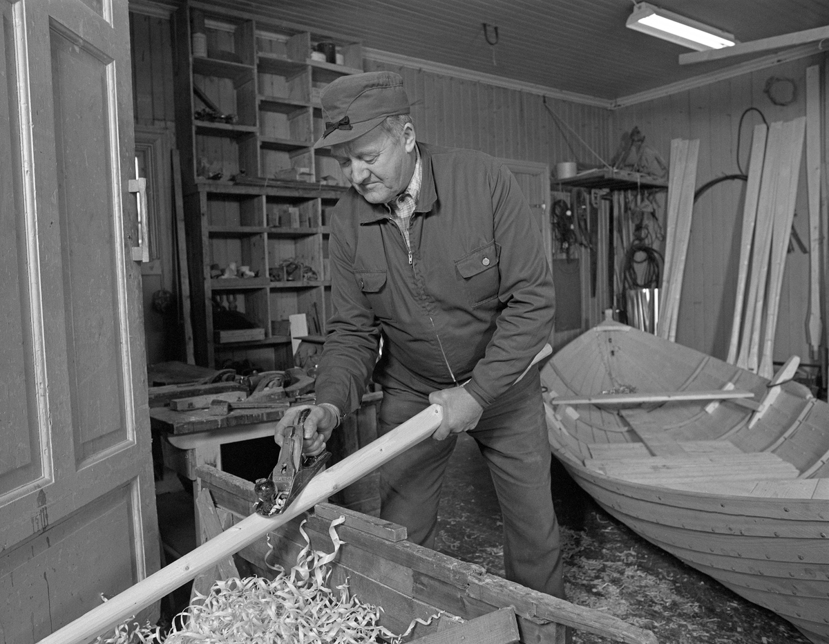 Høvling av årer. Bygging av fløterbåt(Flisa-båt) 5/4-1984. Glomma fellesfløtnings forenings verksted på Flisa.