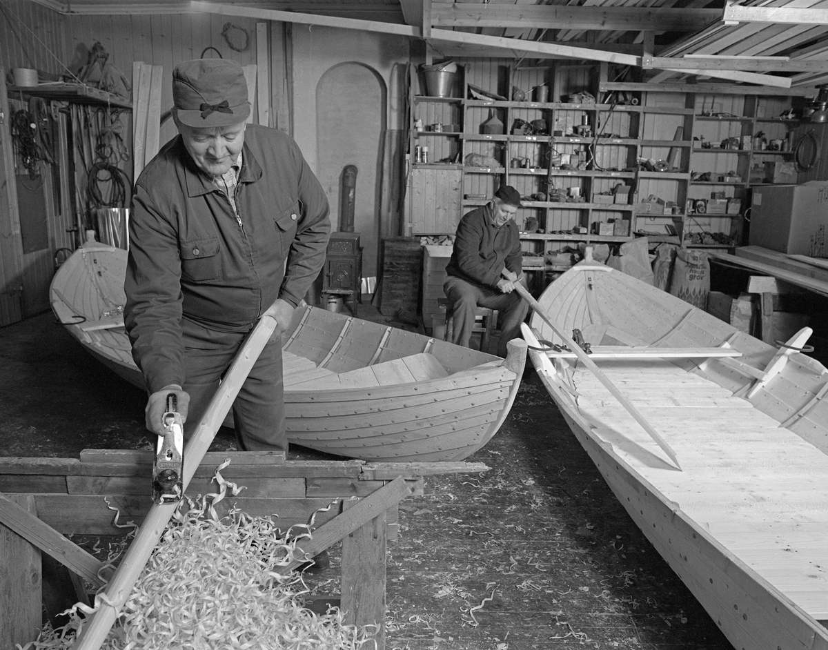 Høvling av årer. Fløterbåt. Tverrendbåt. Spikker med tollekniv. Glomma fellesfløtningsforenings verksted på Flisa. 5/4-1984.