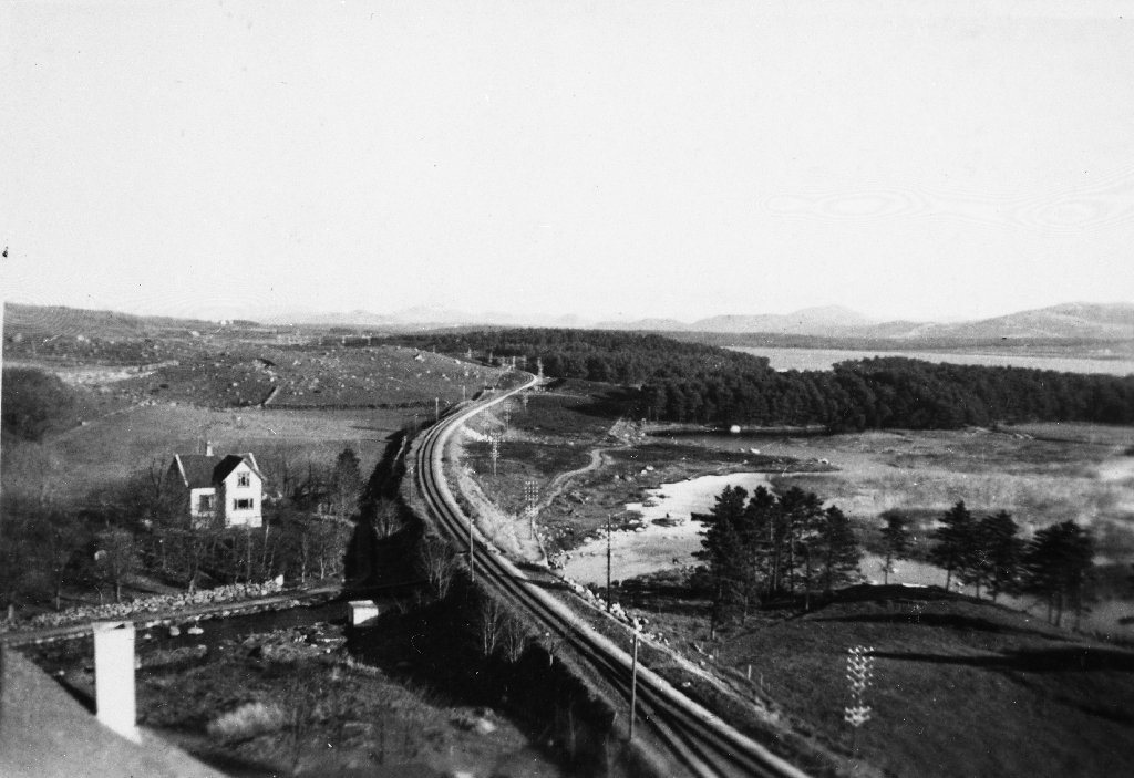 Jernbanesporet til Bryne nordover mot Stavanger. Til v. ligg Vardheia og til h. Frøylandsvatnest med Sandtangen og Vassbotn.