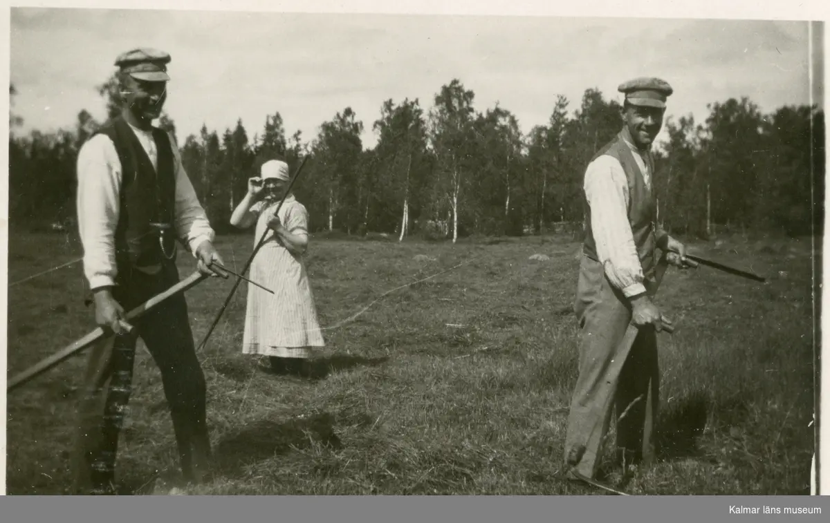 Syskonen Gunnar, Gerda och Erik Petersson, Kleftetorp 1930.