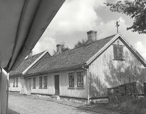 Byggnadsår före 1836, ombyggnad 1966 (pensionärslägenheter). Byggherre troligen sjömannen Bengt Andersson (ägare 1808). Bostadshuset brandförsäkrades 1836 av arbetskarlen Bengt Andersson.  I serien ingår bilder som är tagna 1953-54, därför är antagligen också denna bild från något av dessa år.