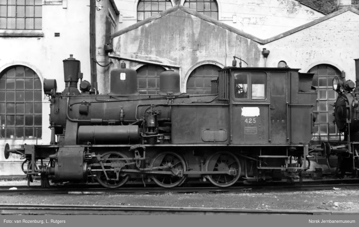 Damplokomotiv type 25d nr. 425 utenfor lokomotivstallen på Bergen stasjon