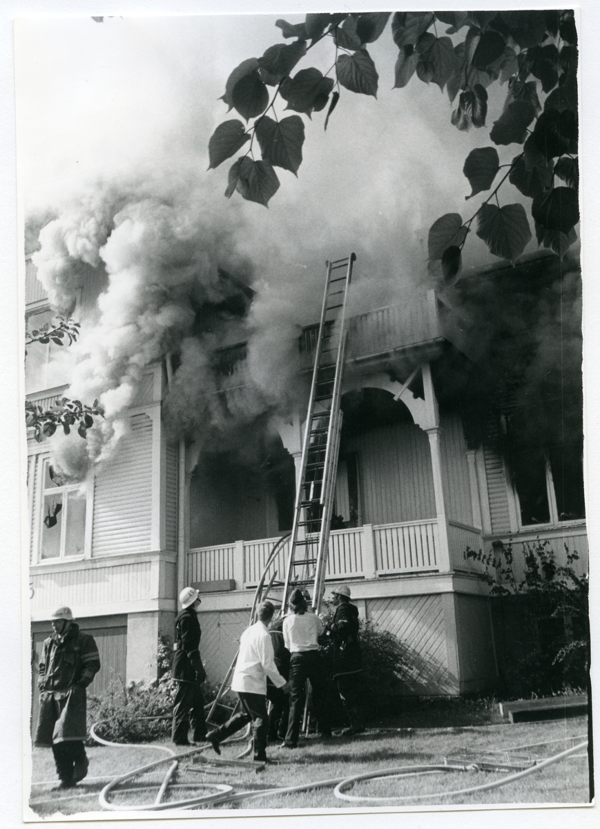Lustigkulla. Brand i bostadsbyggnad, Lustigkullagatan 5. 1973.